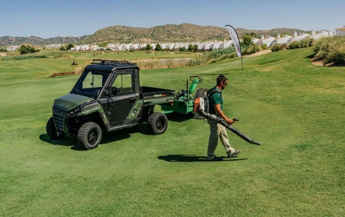 UTV destinado a un uso de mantenimiento de grandes superficies como un campo de golf