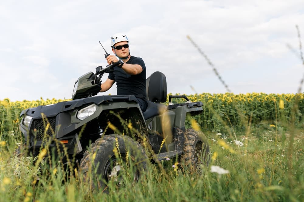 Un rescatista montado en un ATV en el medio del campo